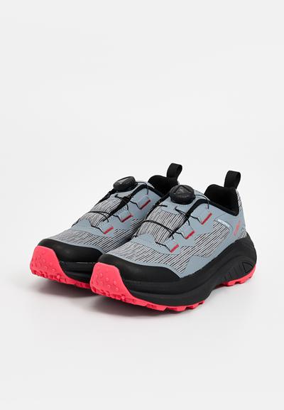 Baskets de sport grises avec accents noirs, tige texturée, semelle extérieure rose et système de laçage rapide à l'avant pour un ajustement sécurisé.