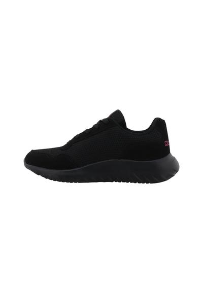 Chaussures de sport noires avec une tige en mesh, des accents synthétiques lisses, une semelle arrondie, un laçage à l'avant et un branding subtil en rose sur le talon.