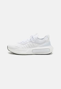 Basket blanc de sport avec une tige en tricot texturé, fermeture à lacets, semelle rembourrée et un détail de marque distinctif sur le côté.