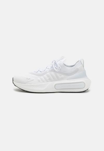 Basket blanc de sport avec une tige en tricot texturé, fermeture à lacets, semelle rembourrée et un détail de marque distinctif sur le côté.