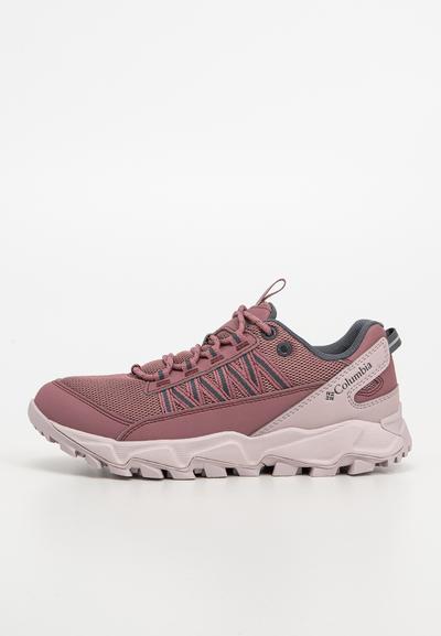 Chaussure de randonnée en maille rose et en synthétique avec une épaisse semelle blanche, des accents gris et des lacets contrastés arborant un motif en zigzag. Logo de la marque affiché.