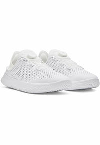 Baskets de sport blanches avec un dessus perforé, une semelle texturée et un design sans lacets avec un cadran de réglage pour un ajustement personnalisé. Surface lisse et look minimaliste.