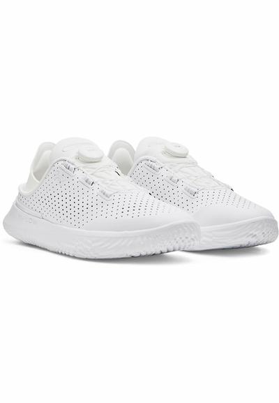Baskets de sport blanches avec un dessus perforé, une semelle texturée et un design sans lacets avec un cadran de réglage pour un ajustement personnalisé. Surface lisse et look minimaliste.