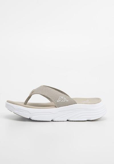 Tongs légères en beige avec une tige synthétique texturée, semelle en caoutchouc blanche, et un discret logo sur la sangle.
