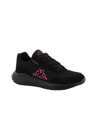 Chaussure de sport noire avec une tige en maille, des accents en tissu texturé, un logo rose et une semelle noire flexible.