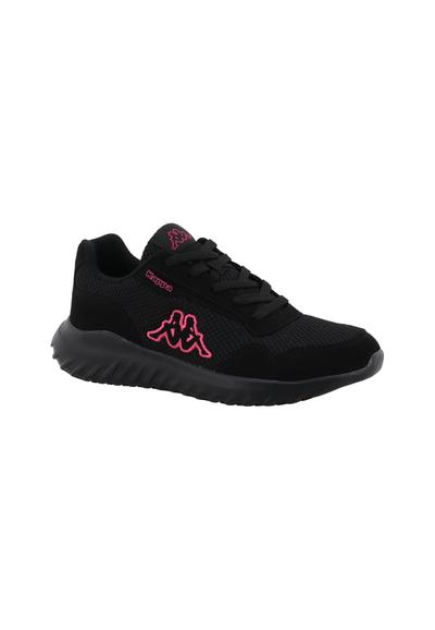 Chaussure de sport noire avec une tige en maille, des accents en tissu texturé, un logo rose et une semelle noire flexible.