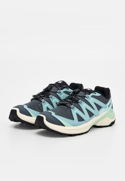 Paire de chaussures de trail noires et bleu-vert avec semelles robustes et système de laçage rapide, vue latérale en angle sur fond blanc.