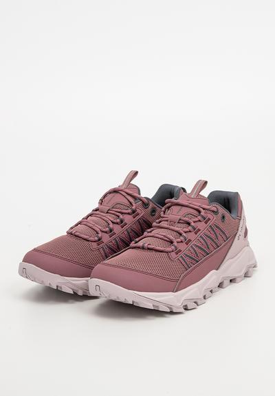 Baskets de sport en rose doux avec une tige en mesh, des superpositions texturées, des accents gris et une semelle épaisse et robuste pour la durabilité.