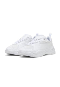Paire de baskets blanches avec semelles épaisses, panneaux en mesh et fermeture à lacets, légèrement inclinées vers la droite sur un fond blanc.