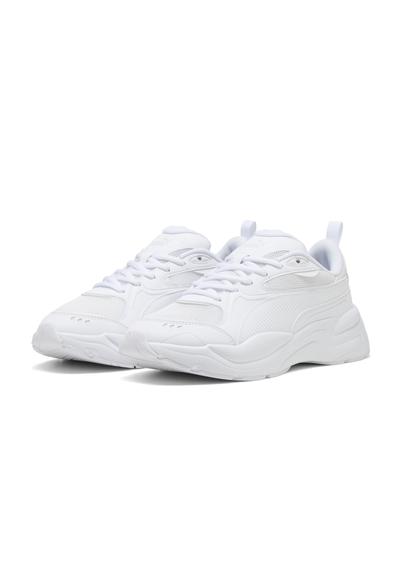 Paire de baskets blanches avec semelles épaisses, panneaux en mesh et fermeture à lacets, légèrement inclinées vers la droite sur un fond blanc.