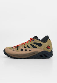 Chaussures de randonnée légères combinant des matériaux beige et vert olive, des lacets rouges, un mesh respirant et une semelle noire robuste avec des motifs antidérapants.