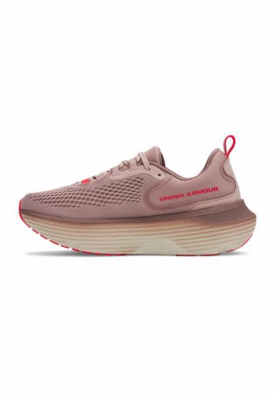 Chaussure de sport rose clair avec tige en mesh, semelle intermédiaire rembourrée et semelle en caoutchouc. Présente des accents rouges et un logo en relief sur le côté.