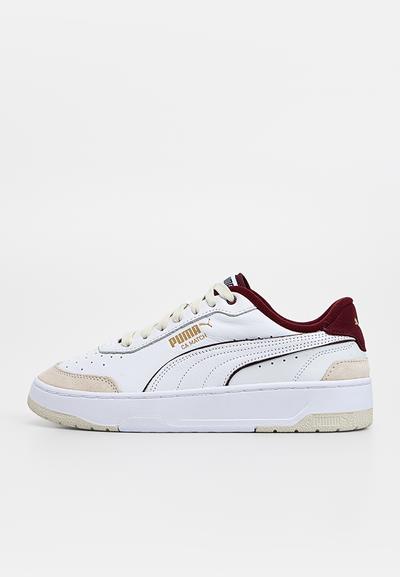Baskets en cuir blanc avec des accents bordeaux, un bout renforcé beige et un logo doré. Dotées d'une semelle en caoutchouc texturée et d'un design classique à lacets.