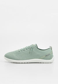 Baskets basses tricotées vert clair avec semelle blanche, design à lacets et logo « Kappa » sur le côté.
