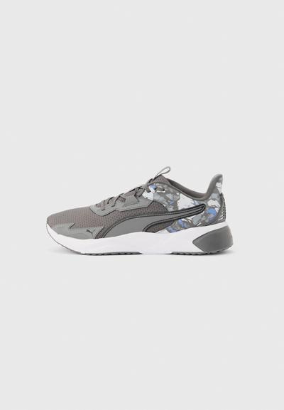 Baskets athlétiques grises et noires avec talon à motif camouflage, dessus en maille, fermeture à lacets et semelle blanche coussinée sur fond neutre.