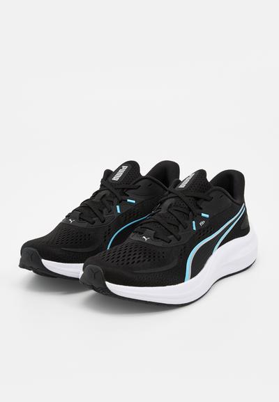 Paire de chaussures de course Puma noires avec semelles blanches et bandes accentuées bleu clair, montrées sous un léger angle sur fond blanc.