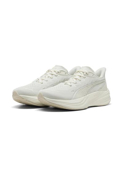 Paire de chaussures de course athlétiques blanc cassé avec design à lacets et semelles intermédiaires texturées sur fond blanc.