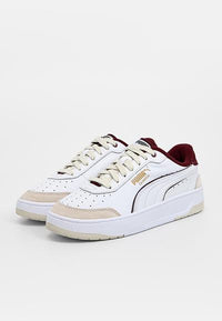 Baskets blanches avec accents en daim beige, embout perforé, doublure bordeaux et détails de logo dorés. Semelle épaisse en caoutchouc blanc.