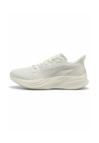 Chaussure de course athlétique blanche avec design à lacets, panneau latéral texturé, semelle coussinée et détail de marque sur le talon et la semelle intermédiaire.