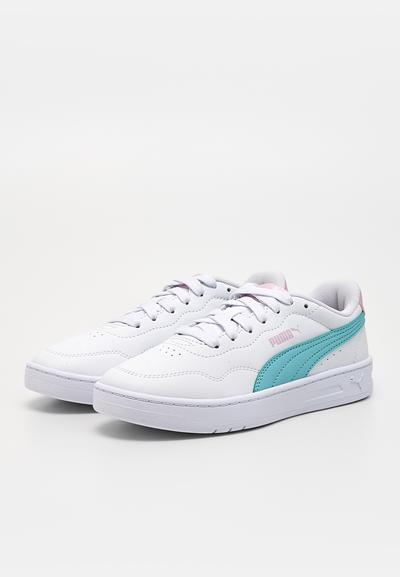 Chaussures de sport blanches avec une tige en cuir lisse, ornées d'accents bleu clair, de détails perforés et d'un languette rose au talon.