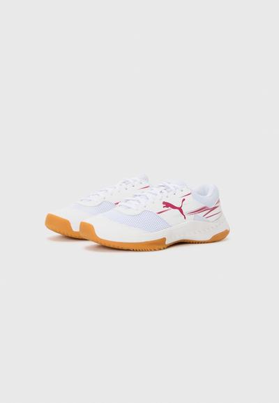 Baskets blanches avec une tige en mesh respirant, des accents rouges et une semelle en caoutchouc gomme. Caractéristiques des lacets et un design profil bas.