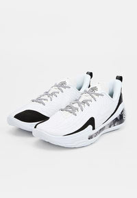 Chaussures de sport blanches avec une tige texturée, des accents noirs, une semelle à motif et des détails gris visibles à travers une panneau latéral transparent.