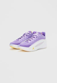 Paire de baskets basses de sport violettes et blanches avec dessus en mesh, lacets et accents jaunes sur un fond uni.