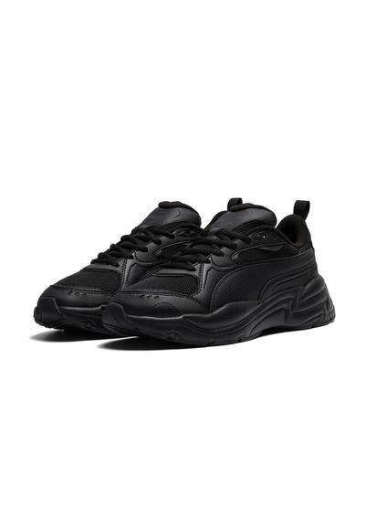 Paire de baskets de sport noires avec semelles épaisses, panneaux en mesh et cuir, lacets et languettes à l'arrière sur fond blanc.