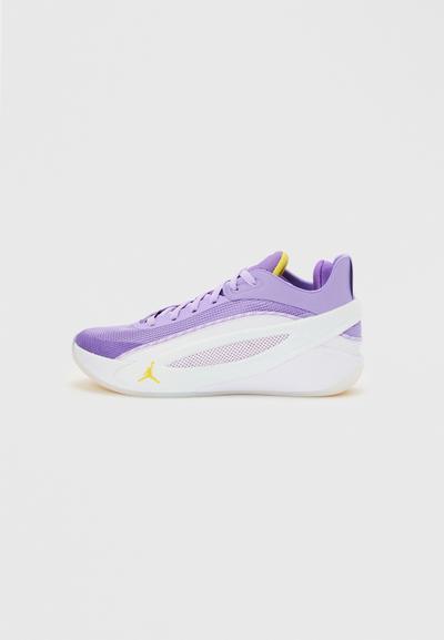 Baskets athlétiques violet clair et blanches avec logo Jumpman jaune sur le côté, dessus en mesh et design bas sur fond uni.