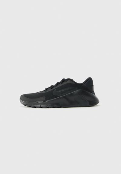 Chaussure de course Nike noire avec tige en mesh, design à lacets, semelle rembourrée et logo swoosh Nike sur le côté, présentée de profil sur un fond blanc.
