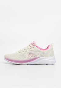 Baskets athlétiques beige clair et rose avec dessus en mesh, semelle rembourrée, lacets, et logo sur le côté, présentées en profil latéral sur fond blanc.