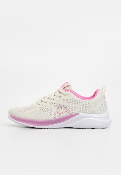 Baskets athlétiques beige clair et rose avec dessus en mesh, semelle rembourrée, lacets, et logo sur le côté, présentées en profil latéral sur fond blanc.