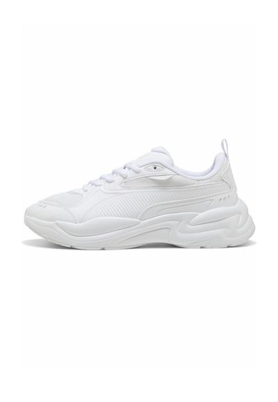 Baskets blanches de sport avec dessus en mesh et cuir, semelle amortissante, design à lacets et languette de traction au talon.