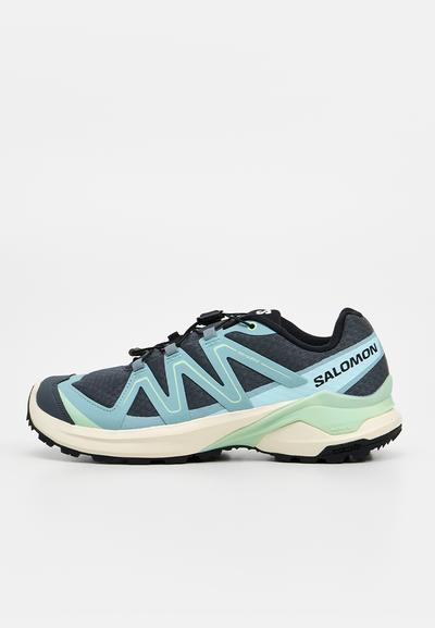 Chaussure de trail Salomon en bleu sarcelle foncé et bleu clair avec des lacets noirs, une semelle blanche et une semelle extérieure noire et robuste, vue de profil.