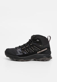 Botte de randonnée noire avec tige en textile et synthétique, membrane imperméable, bout renforcé et semelle en caoutchouc antidérapante. Comprend un système de laçage et un logo de marque.