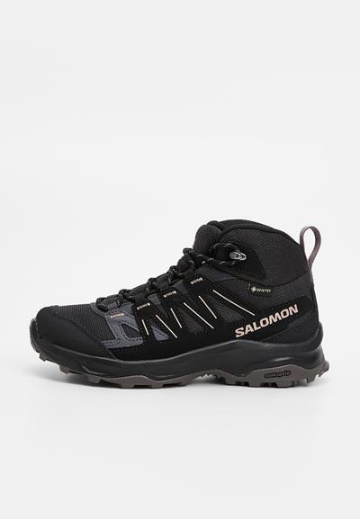Botte de randonnée noire avec tige en textile et synthétique, membrane imperméable, bout renforcé et semelle en caoutchouc antidérapante. Comprend un système de laçage et un logo de marque.