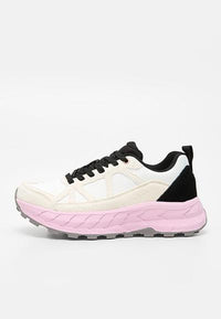 Baskets blanches et beige avec lacets et talon noirs, dotées d'une semelle épaisse rose et d'une semelle extérieure grise texturée, montrées de profil.