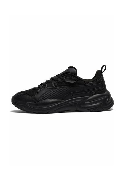 Baskets de sport noires avec dessus en mesh et synthétique, semelle épaisse amortie, fermeture à lacets et languette de tirage au talon, vues de profil extérieur.