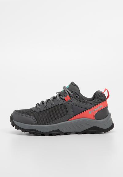 Chaussures de randonnée grises avec dessus en mesh, accents rouges et semelle en caoutchouc. Présentent un col rembourré et des lacets durables pour un maintien sécurisé et une bonne adhérence.