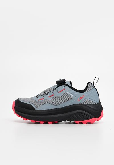Chaussure de plein air grise imperméable avec des accents noirs et une semelle rose. Dispose d'un dessus texturé, d'un système de laçage sécurisé et d'une semelle rembourrée.