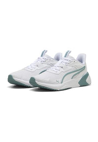 Paire de baskets blanches de sport avec des accents verts, tige en mesh et semelles épaisses et rembourrées, inclinées pour montrer les côtés extérieurs.