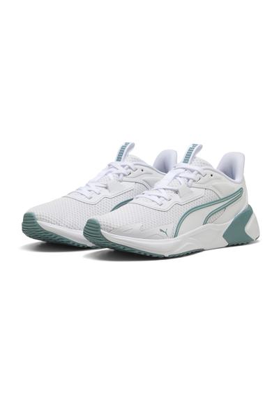 Paire de baskets blanches de sport avec des accents verts, tige en mesh et semelles épaisses et rembourrées, inclinées pour montrer les côtés extérieurs.