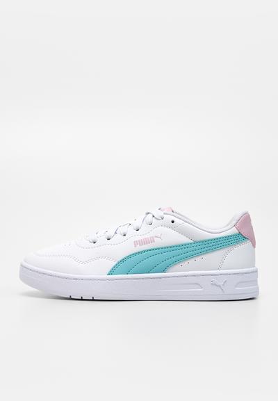 Baskets en cuir blanc avec des accents turquoise et rose, présentant une texture lisse, une forme arrondie et des éléments de design minimalistes.