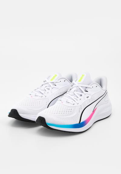 Paire de chaussures de sport blanches avec dessus en mesh, semelles noires et accents dégradés bleus et roses sur les côtés.