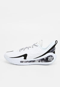 Chaussure de sport blanche en tissu texturé, avec des accents noirs et une semelle intermédiaire translucide mettant en valeur un motif. Dispose d'une fermeture à lacets.