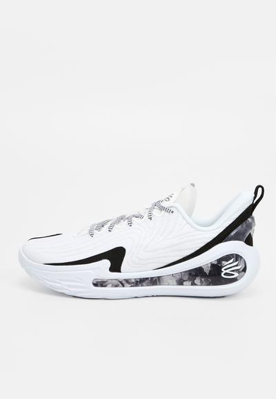 Chaussure de sport blanche en tissu texturé, avec des accents noirs et une semelle intermédiaire translucide mettant en valeur un motif. Dispose d'une fermeture à lacets.