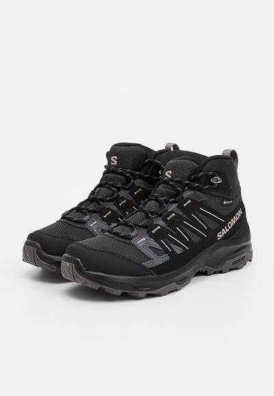 Chaussures de randonnée noires avec une tige en mesh, un bout renforcé, un système de laçage et des accents métalliques subtils. Semelle extérieure en caoutchouc durable pour une bonne adhérence.